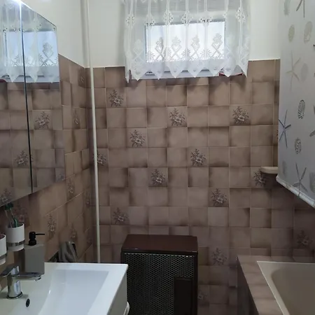 アパート Gyoerkoes